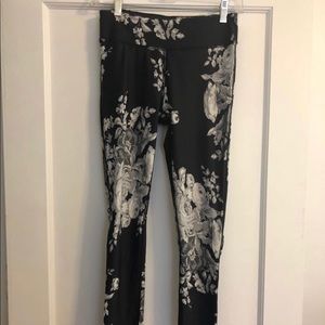 Black and white floral Albion Fit leggings!